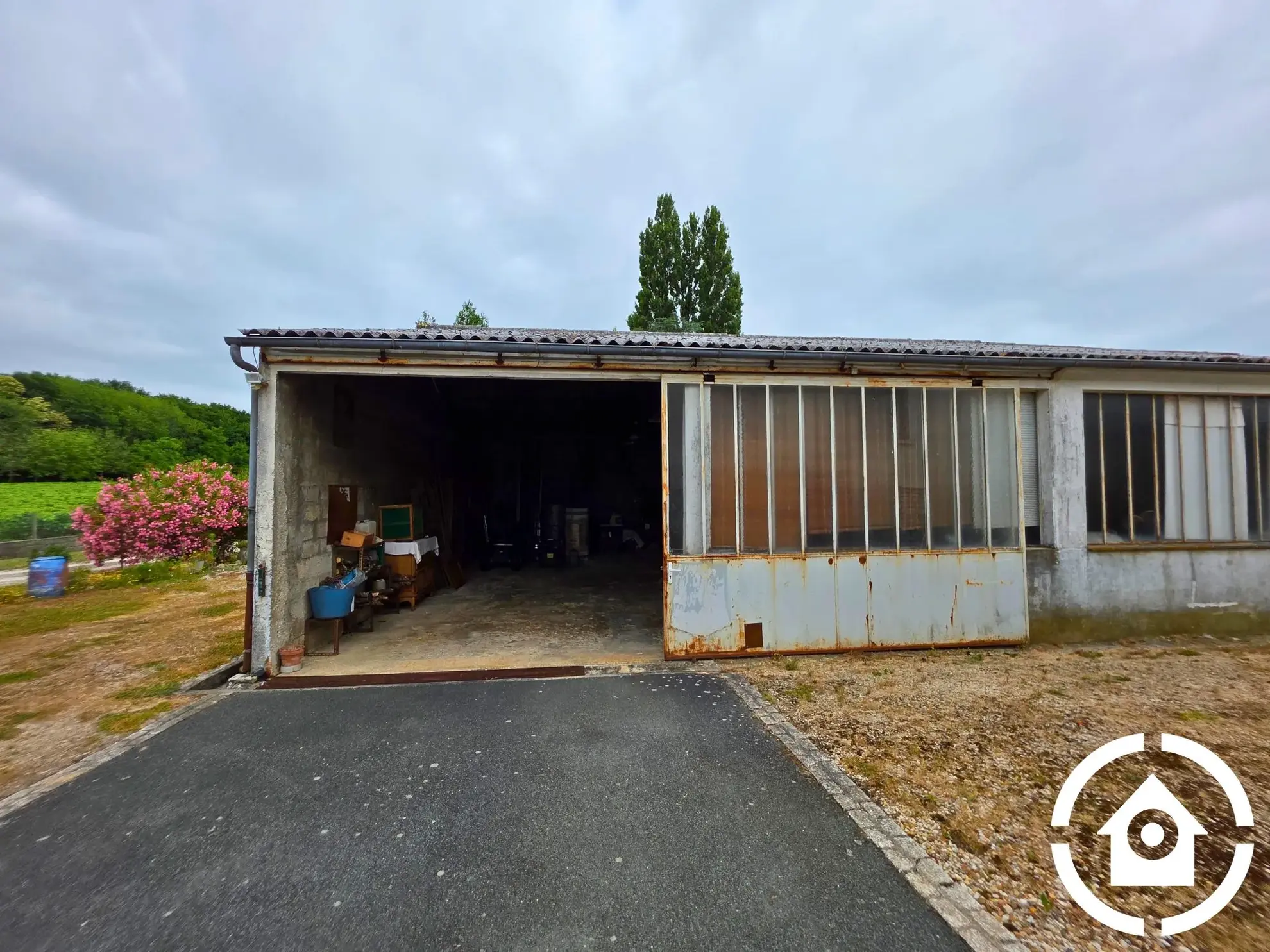 Ensemble immobilier avec atelier et habitation à Cherac (17) 