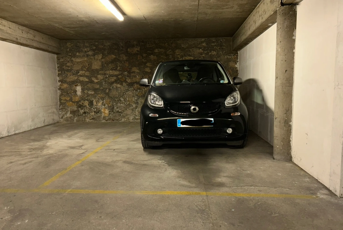 Parking sécurisé à Neuilly-sur-Seine proche métro, faible charges 