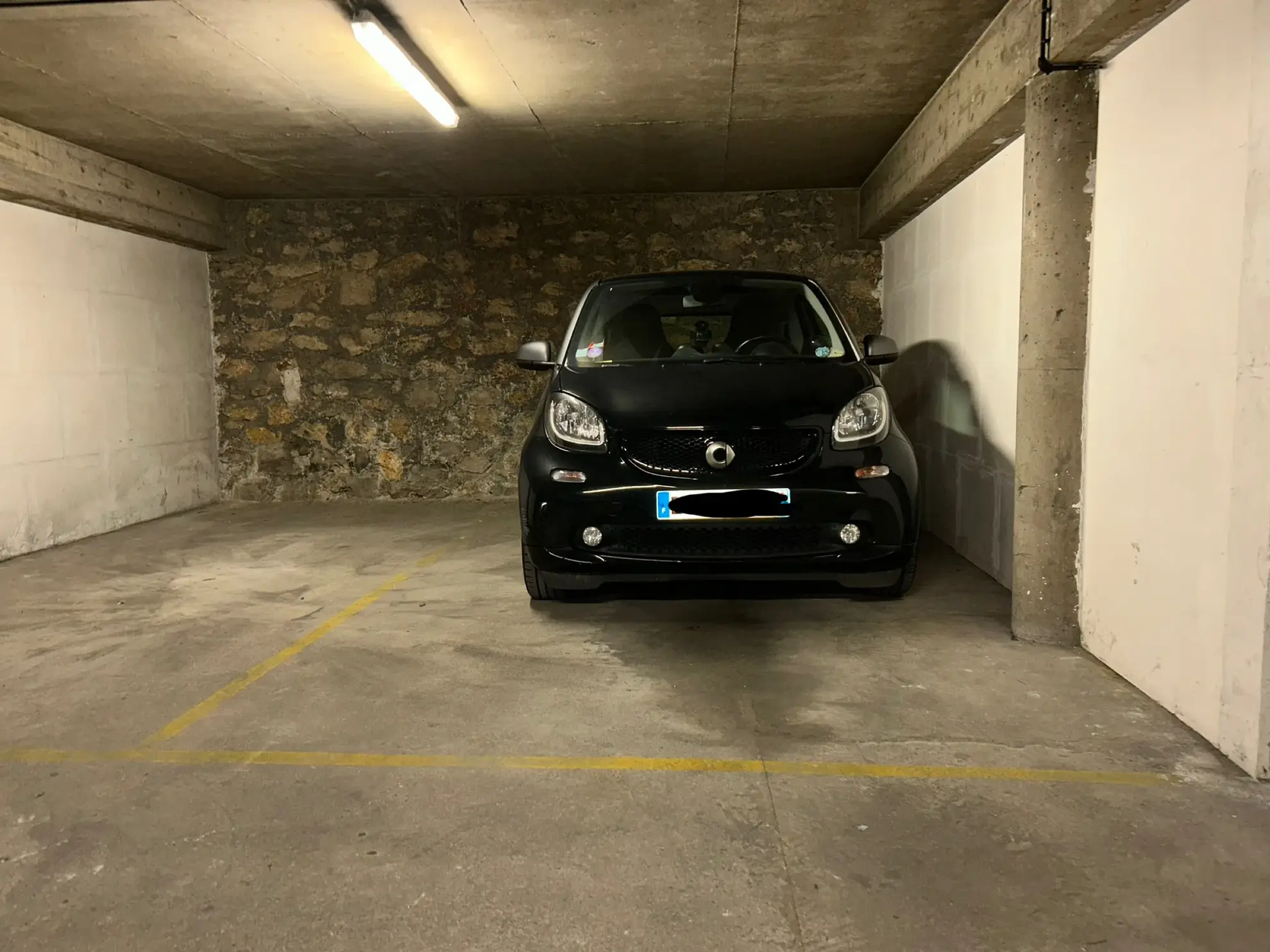 Parking sécurisé à Neuilly-sur-Seine proche métro, faible charges 