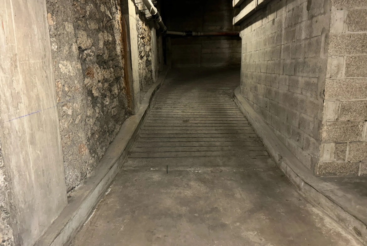 Parking sécurisé à Neuilly-sur-Seine proche métro, faible charges 
