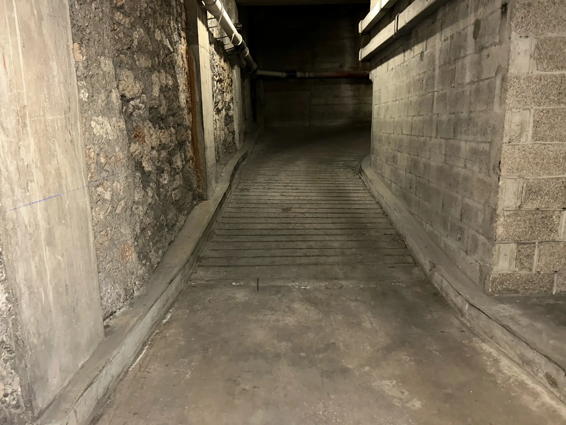 Parking sécurisé à Neuilly-sur-Seine proche métro, faible charges 