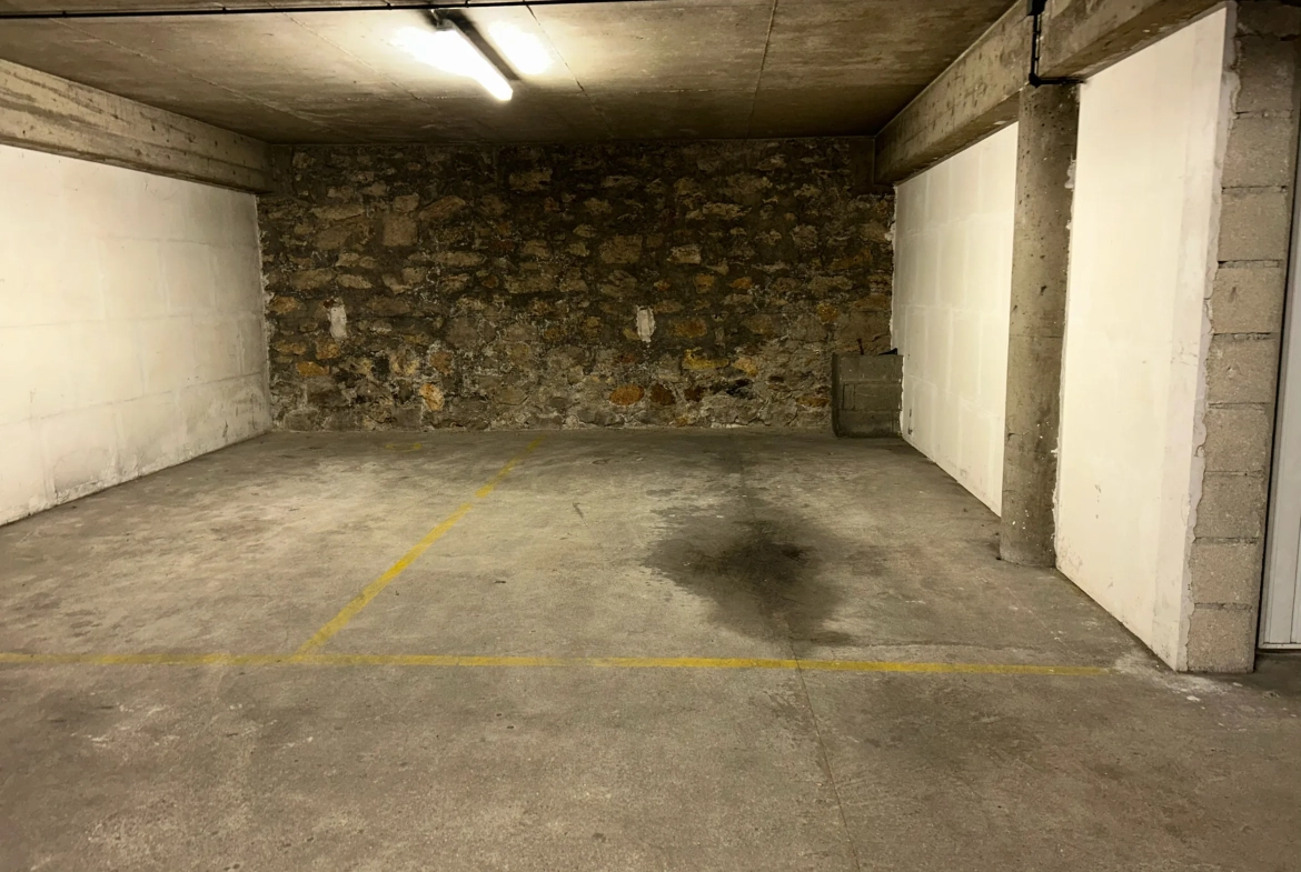 Parking sécurisé à Neuilly-sur-Seine proche métro, faible charges 