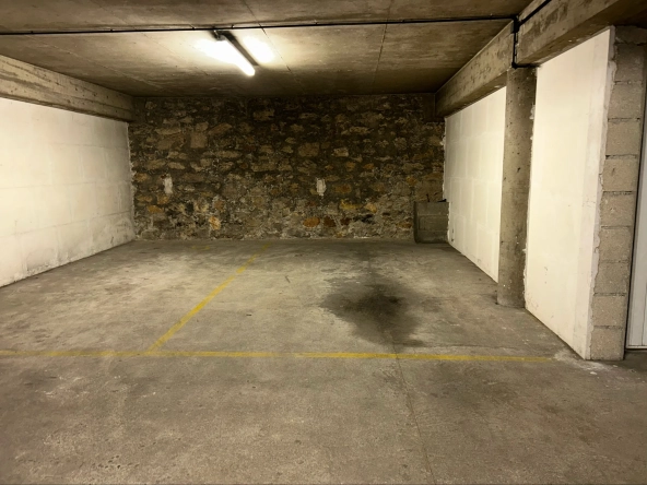 Parking sécurisé à Neuilly-sur-Seine proche métro, faible charges