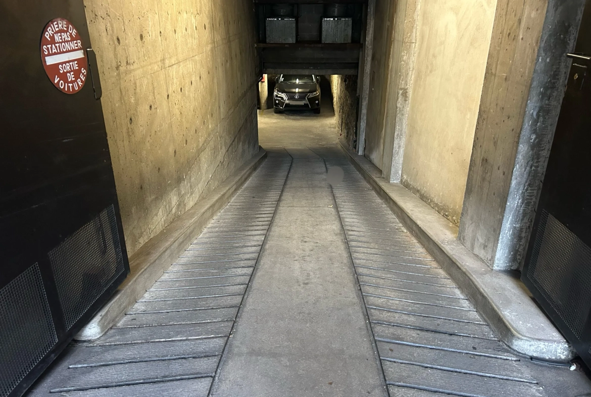 Parking sécurisé à Neuilly-sur-Seine proche métro, faible charges 
