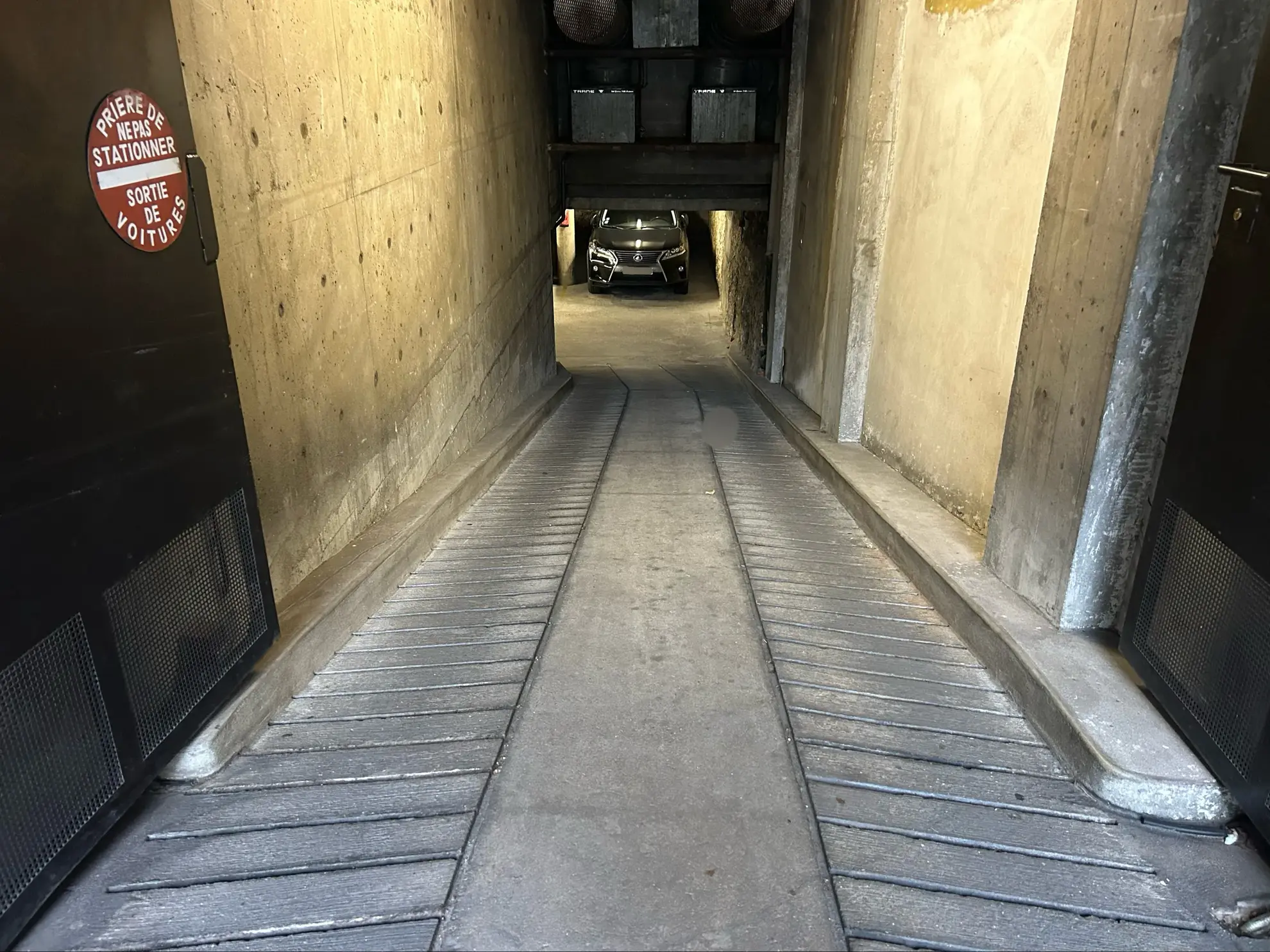 Parking sécurisé à Neuilly-sur-Seine proche métro, faible charges 