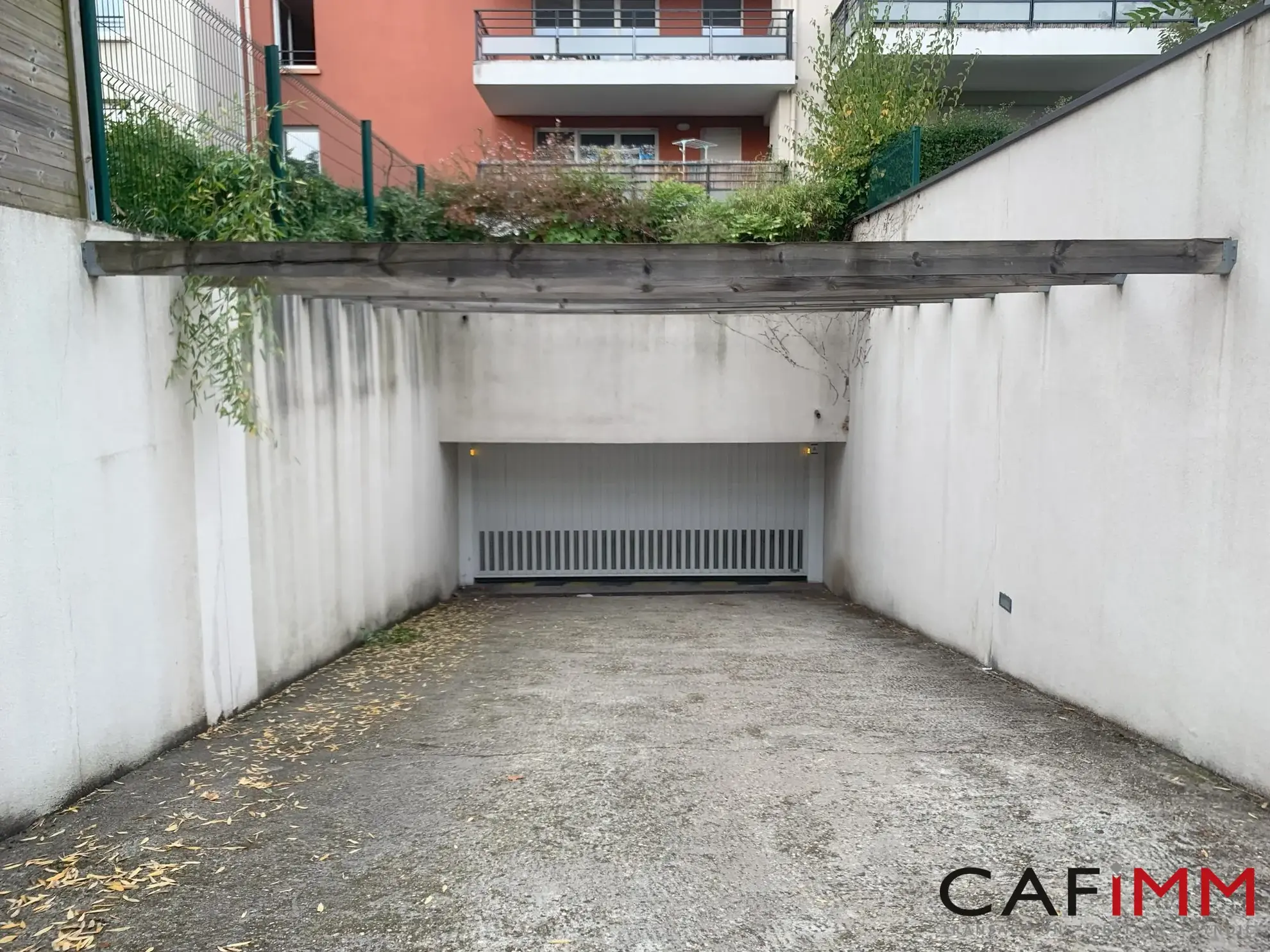 Garage sécurisé de 12 m² à Caluire-et-Cuire – Résidence récente et sécurisée 