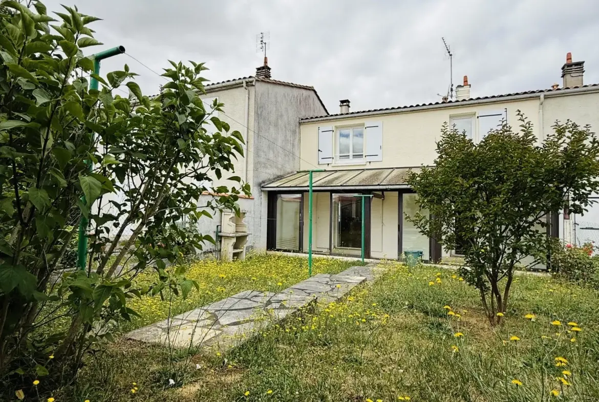 Maison ancienne avec jardin et garage à Saint-Jean-d'Angély 