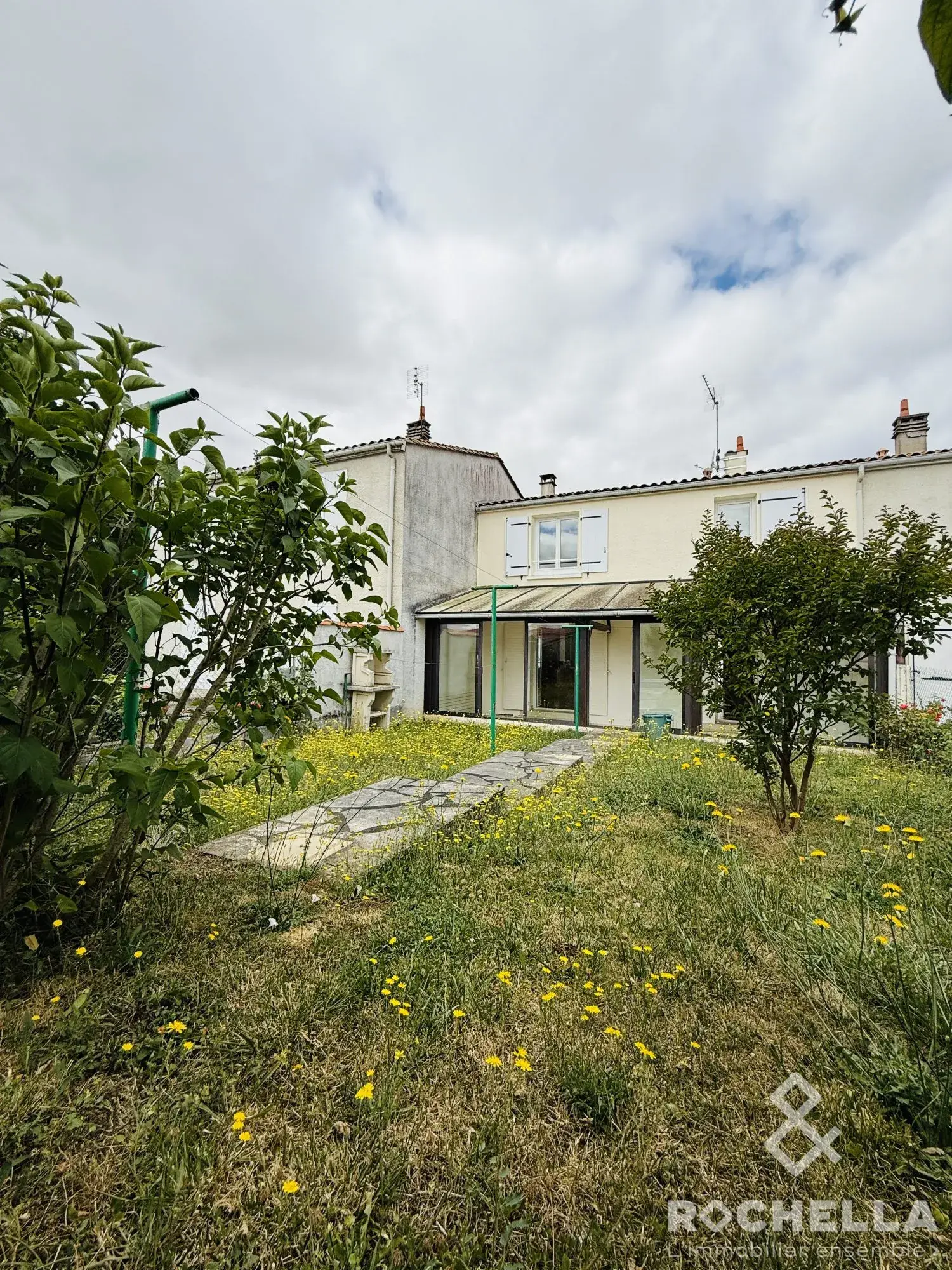 Maison ancienne avec jardin et garage à Saint-Jean-d'Angély 