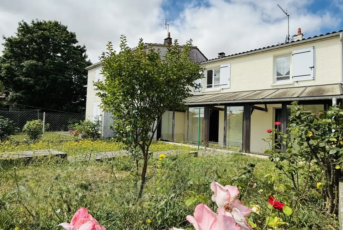 Maison ancienne avec jardin et garage à Saint-Jean-d'Angély 
