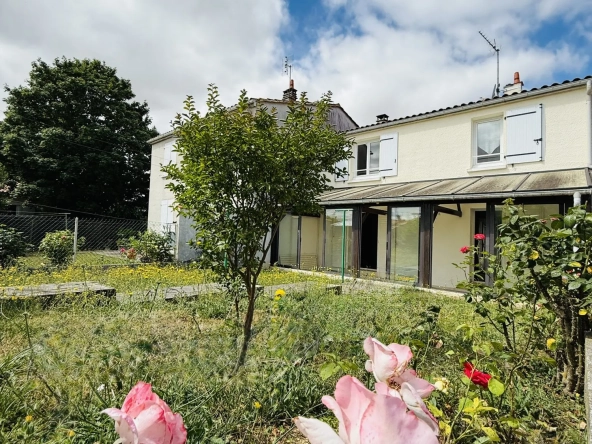 Maison ancienne avec jardin et garage à Saint-Jean-d'Angély