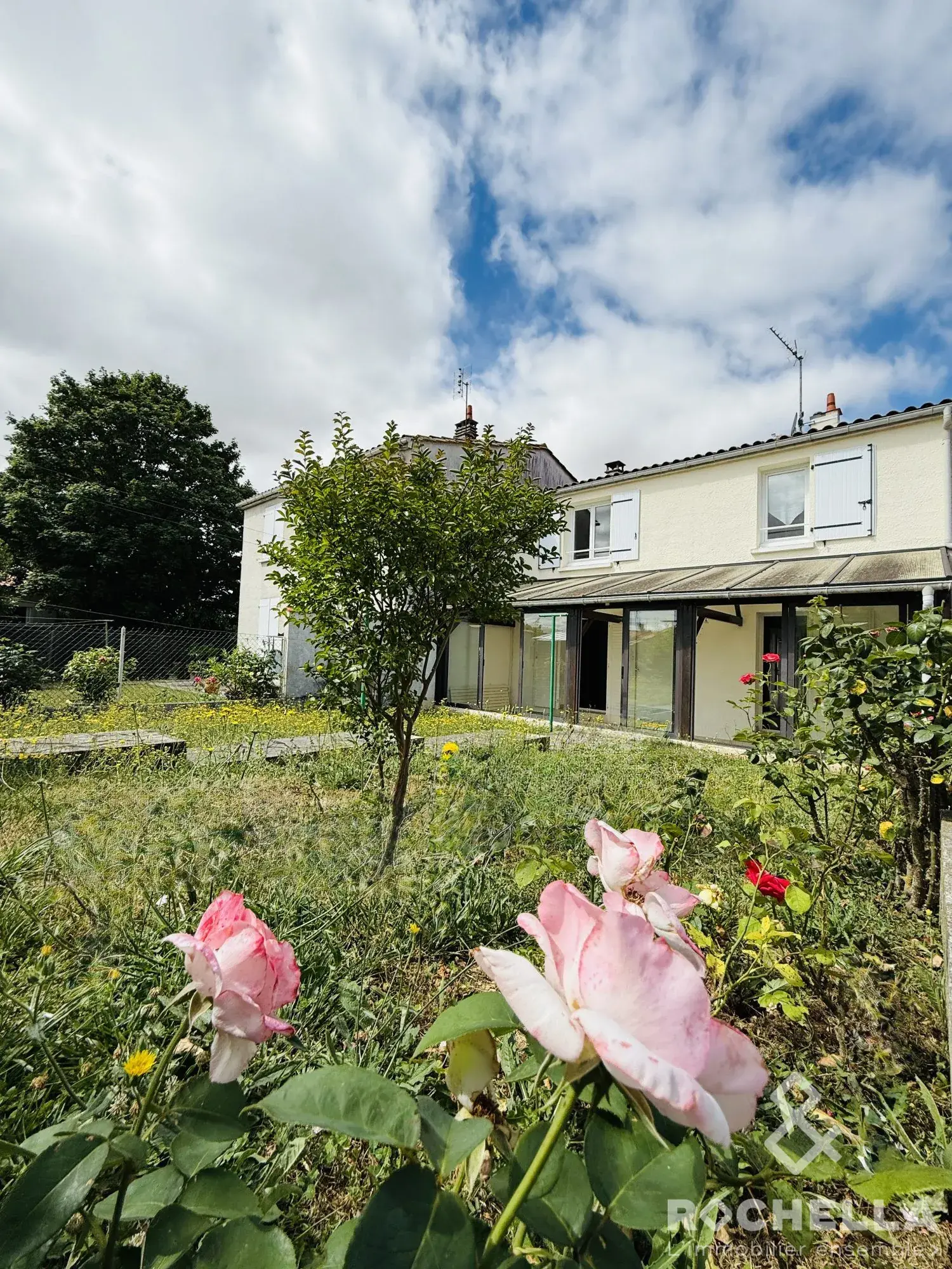 Maison ancienne avec jardin et garage à Saint-Jean-d'Angély 