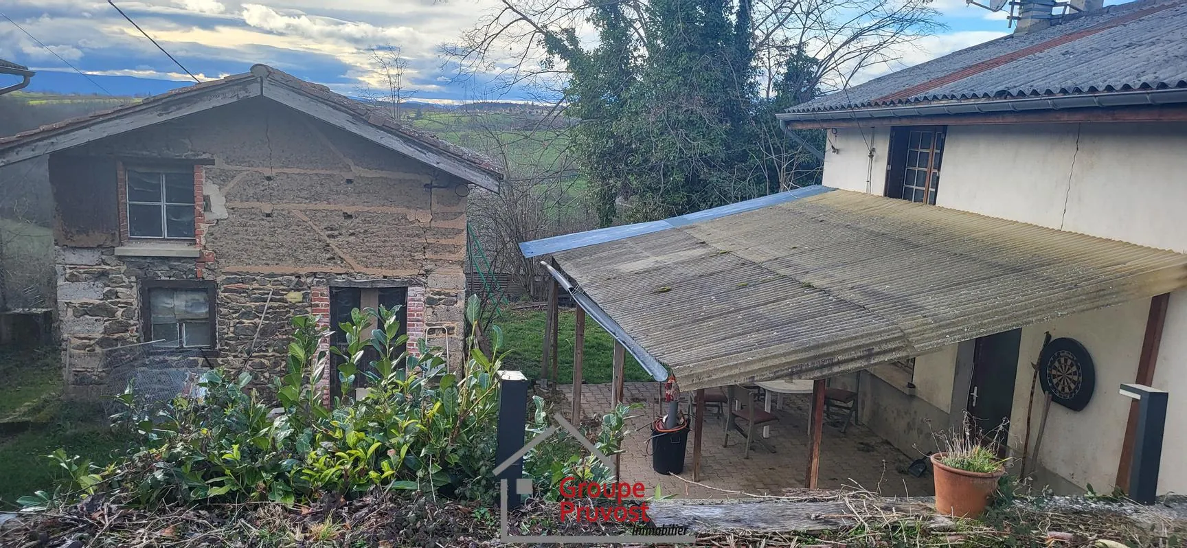 Maisons de campagne à Panissières à rénover avec grand terrain 