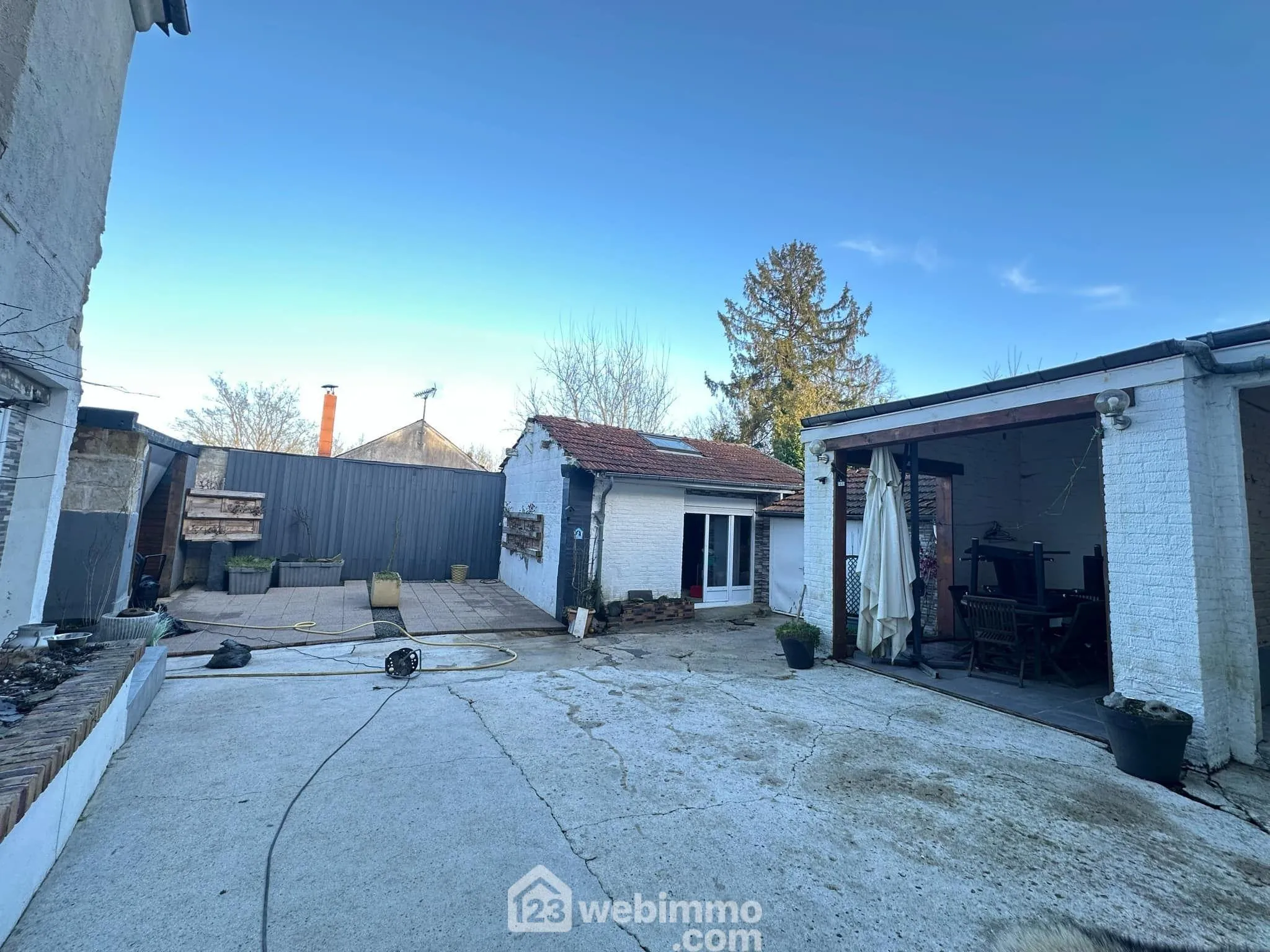 A vendre maison de 181 m² à Saint-Gobain avec 5 chambres, cour et garage 