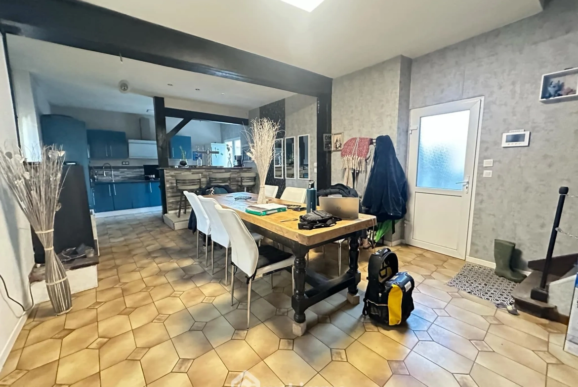 A vendre maison de 181 m² à Saint-Gobain avec 5 chambres, cour et garage 