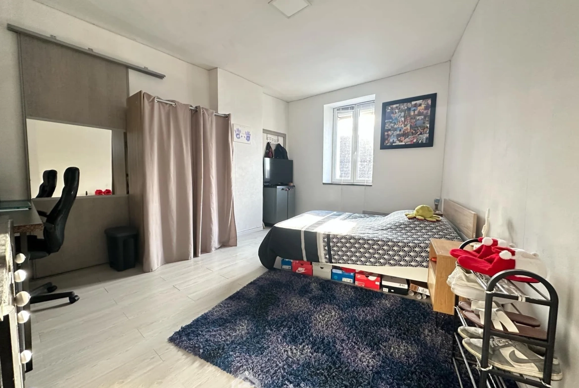 A vendre maison de 181 m² à Saint-Gobain avec 5 chambres, cour et garage 