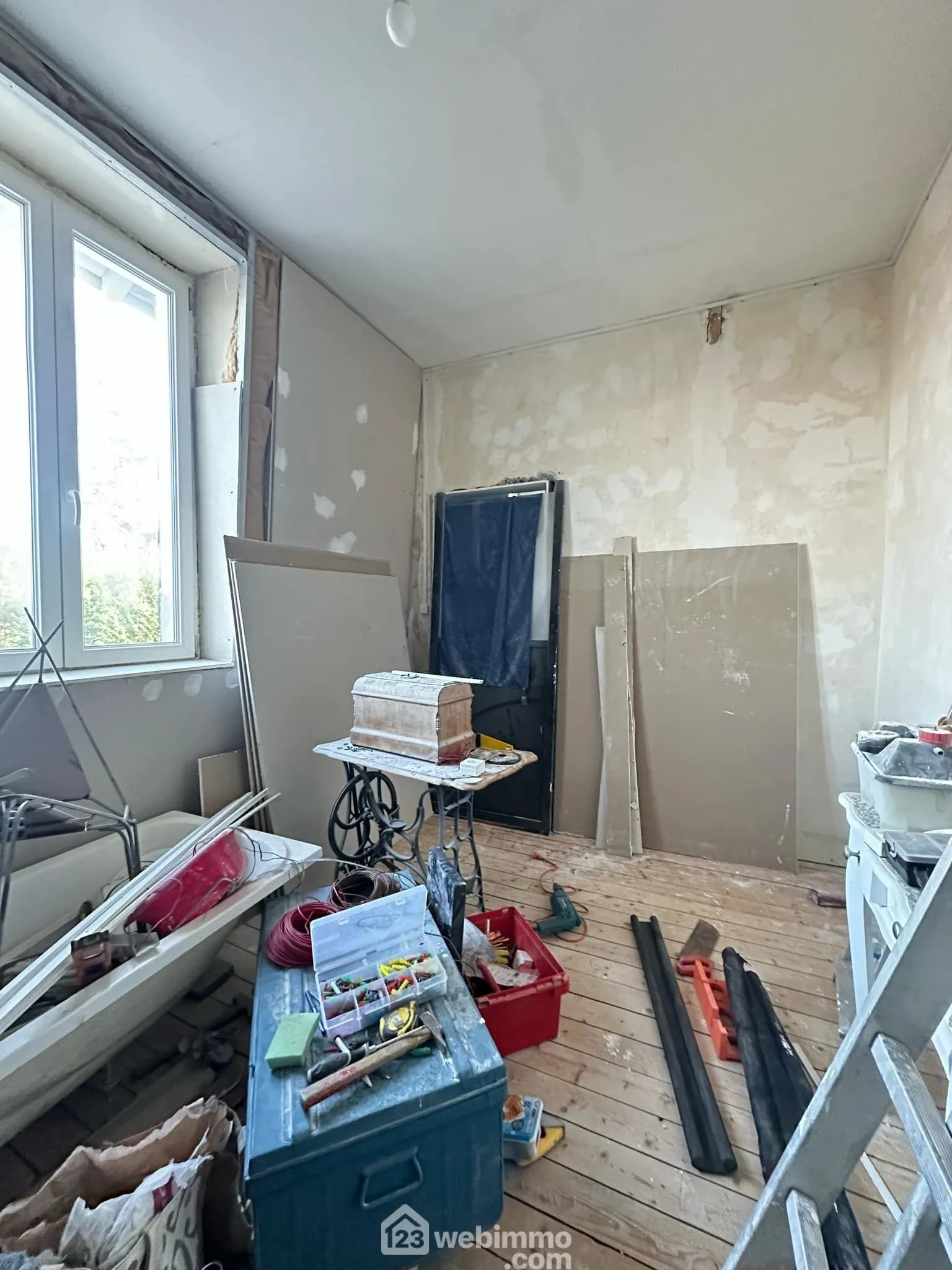 A vendre maison de 181 m² à Saint-Gobain avec 5 chambres, cour et garage 