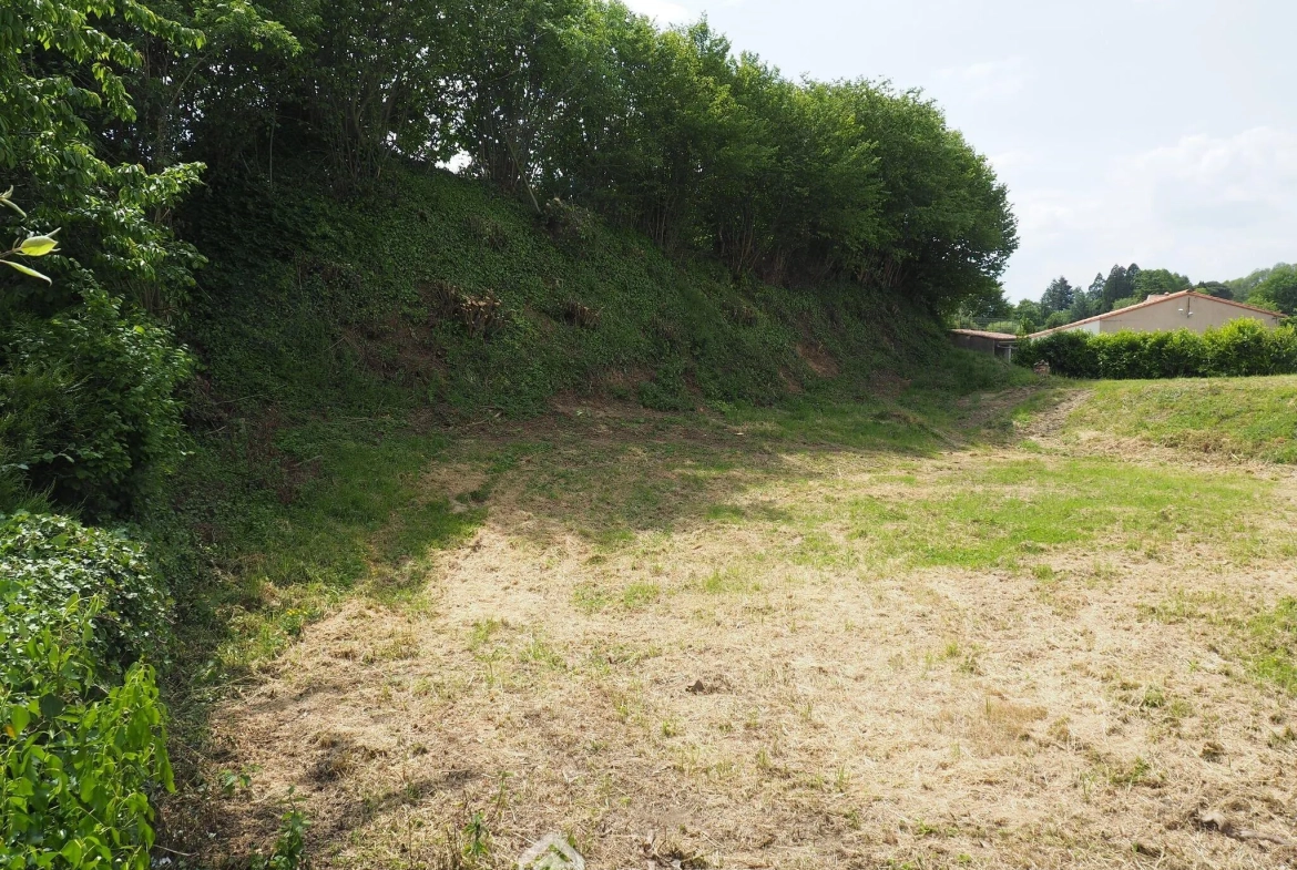 Terrain constructible de 848 m² au cœur de Pouzauges 
