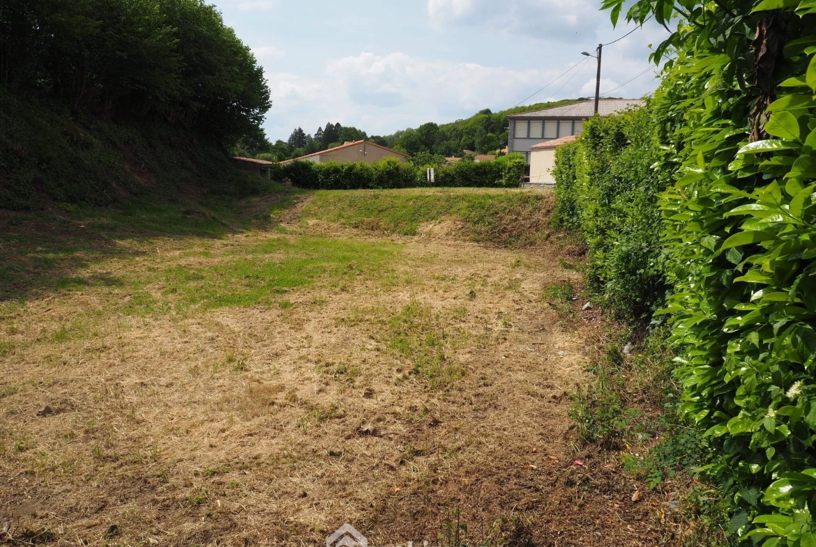 Terrain constructible de 848 m² au cœur de Pouzauges 