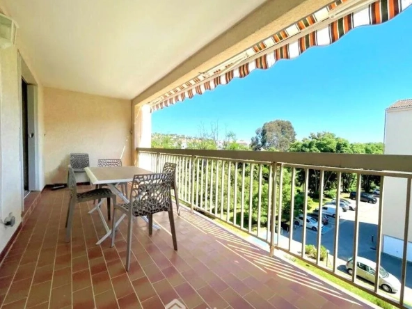 Appartement 3 pièces rénové avec terrasse à Sainte-Maxime dans résidence avec piscine