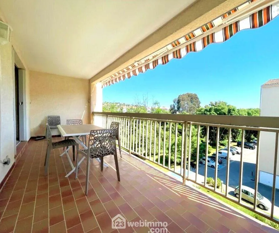 Appartement 3 pièces rénové avec terrasse à Sainte-Maxime dans résidence avec piscine 