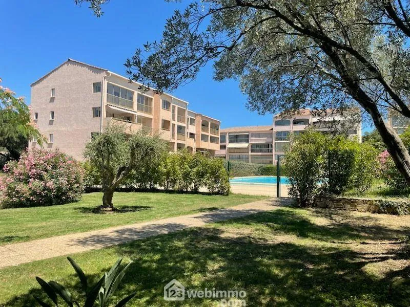 Appartement 3 pièces rénové avec terrasse à Sainte-Maxime dans résidence avec piscine 