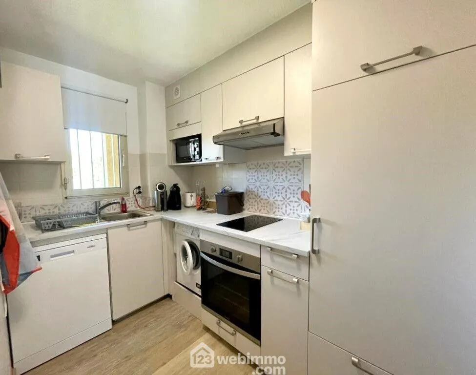 Appartement 3 pièces rénové avec terrasse à Sainte-Maxime dans résidence avec piscine 