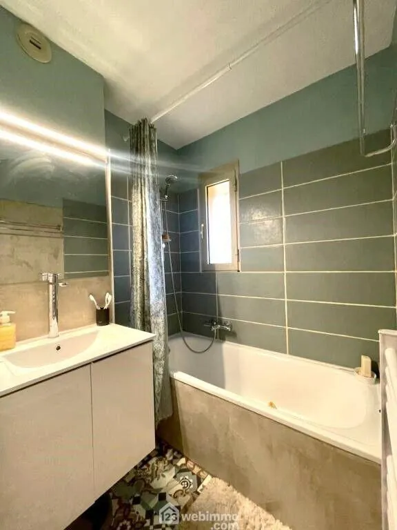 Appartement 3 pièces rénové avec terrasse à Sainte-Maxime dans résidence avec piscine 