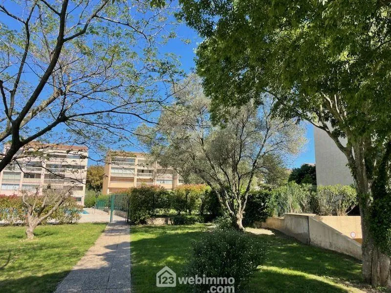Appartement 3 pièces rénové avec terrasse à Sainte-Maxime dans résidence avec piscine 