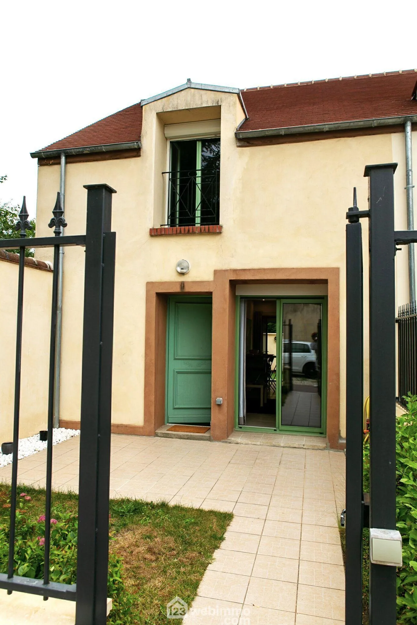 Maison de 65 m² à Milly-la-Forêt avec jardins et parking 