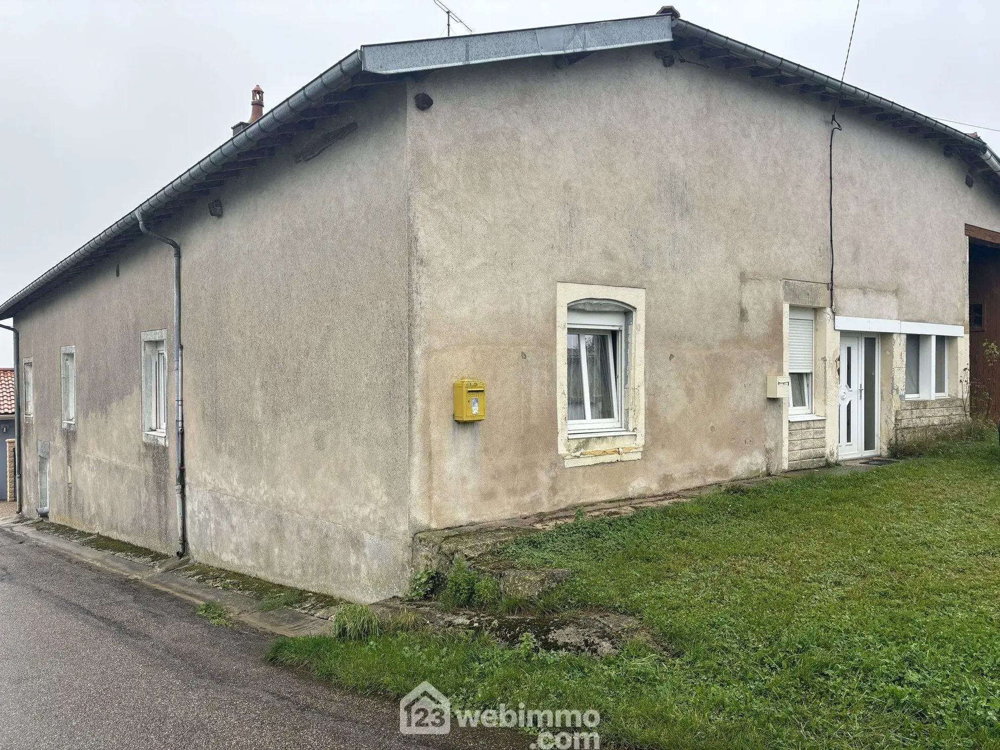 Maison à vendre de 75 m² avec grange sur terrain en herbe à Courouvre 