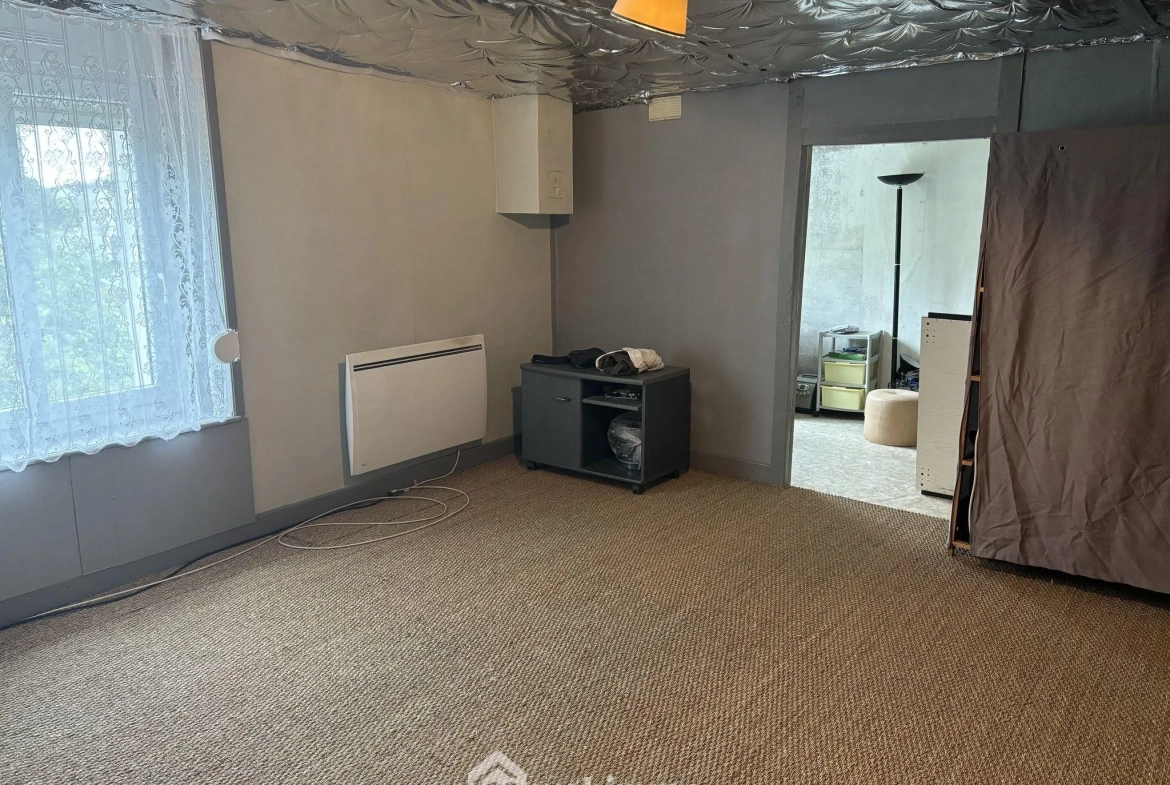 Maison à vendre de 75 m² avec grange sur terrain en herbe à Courouvre 