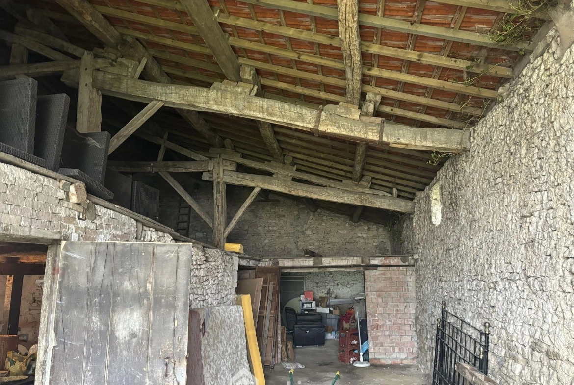 Maison à vendre de 75 m² avec grange sur terrain en herbe à Courouvre 
