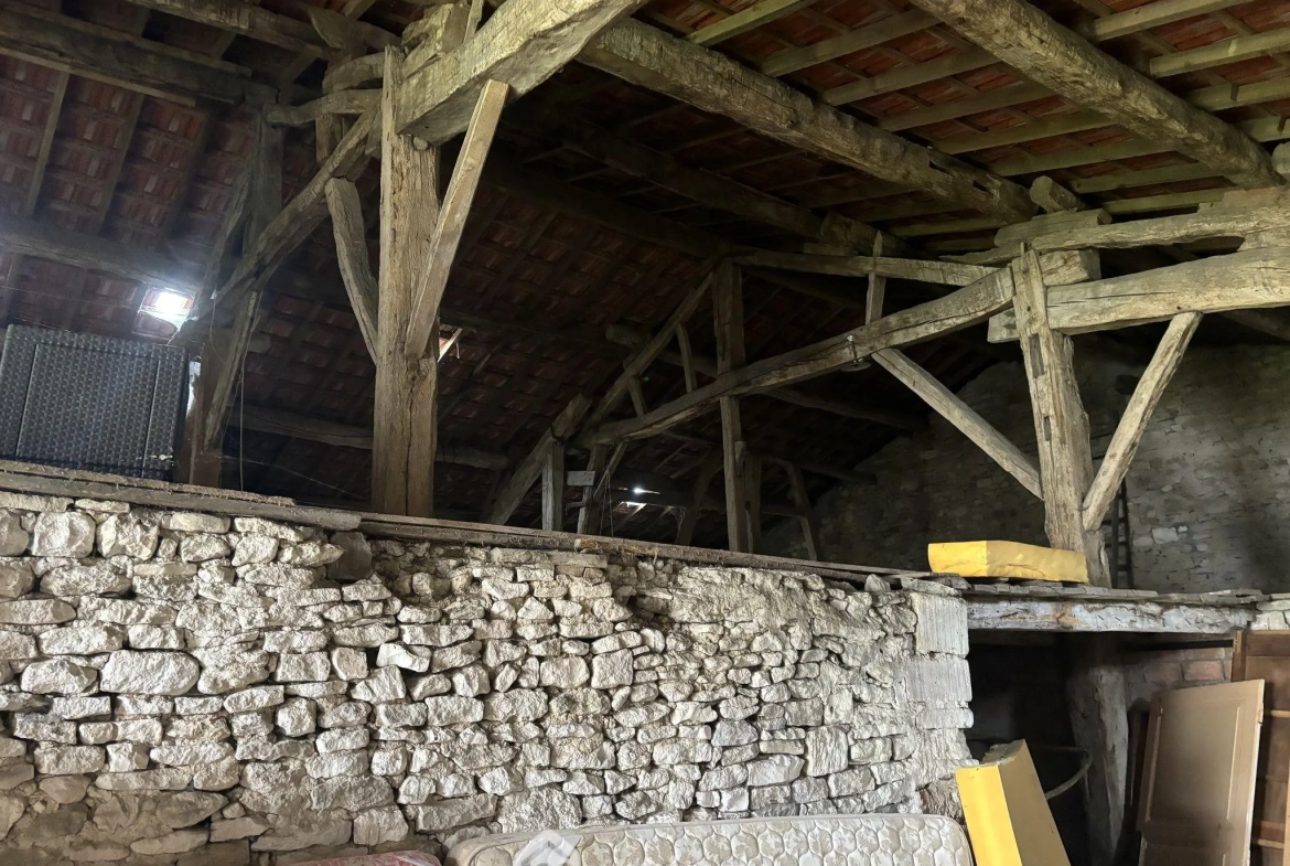 Maison à vendre de 75 m² avec grange sur terrain en herbe à Courouvre 