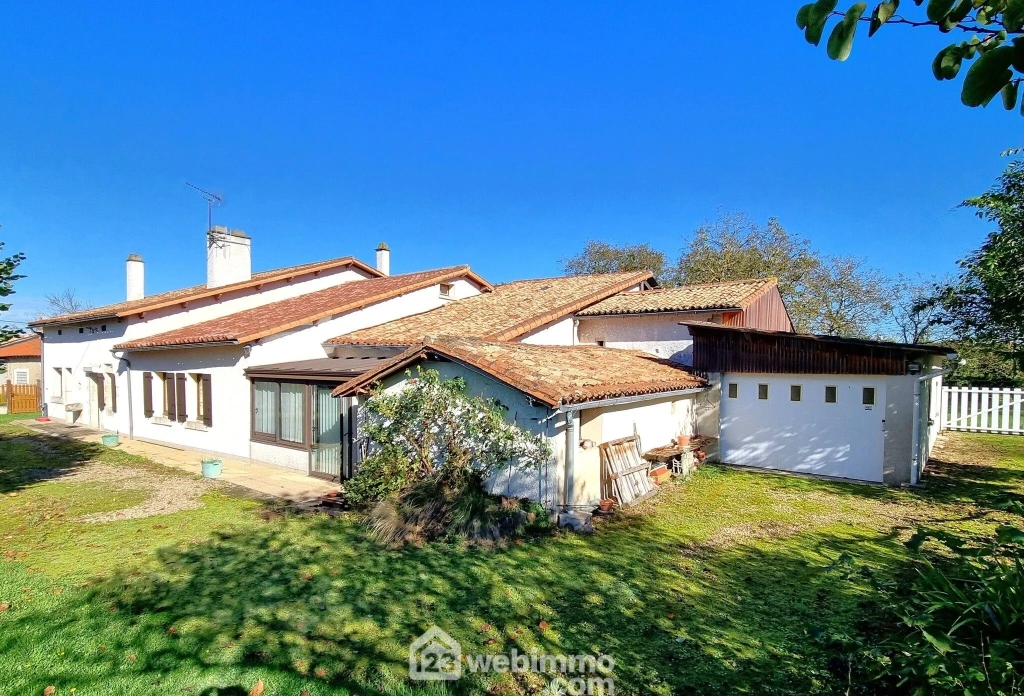 Maison ancienne de 160 m² à Pamproux avec terrain et dépendances