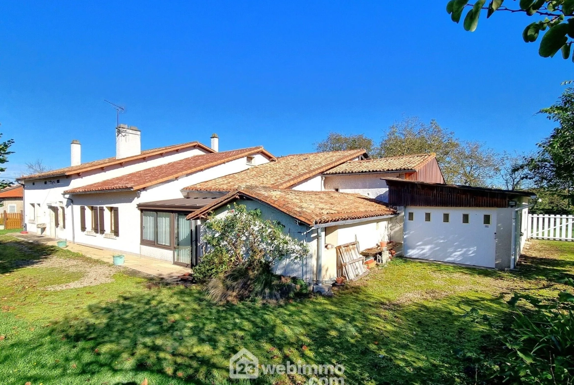 Maison ancienne de 160 m² à Pamproux avec terrain et dépendances 