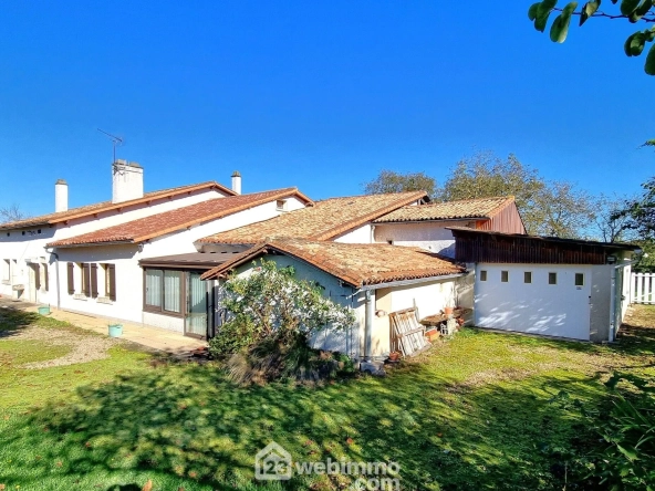 Maison ancienne de 160 m² à Pamproux avec terrain et dépendances