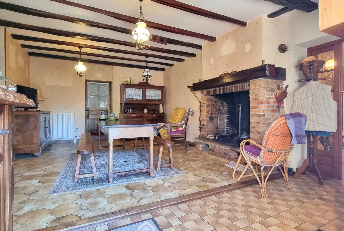 Maison ancienne de 160 m² à Pamproux avec terrain et dépendances 