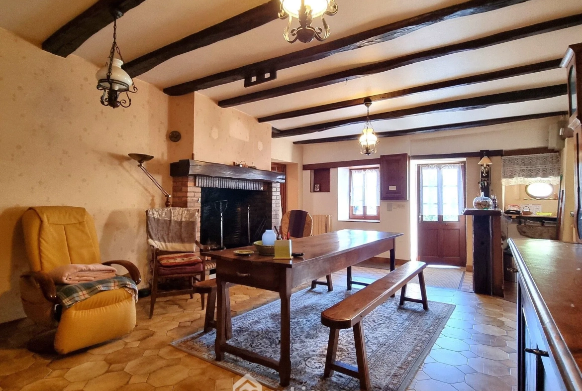 Maison ancienne de 160 m² à Pamproux avec terrain et dépendances 