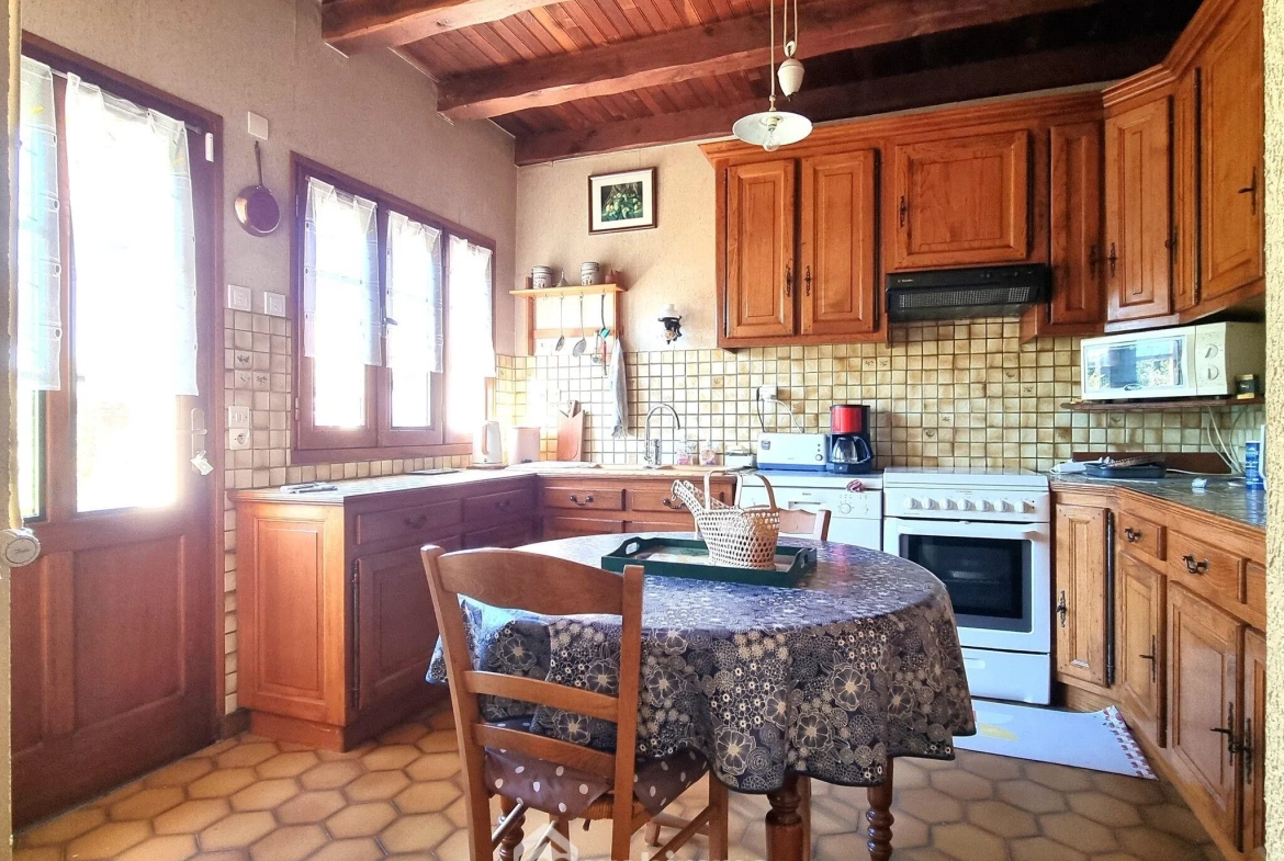 Maison ancienne de 160 m² à Pamproux avec terrain et dépendances 