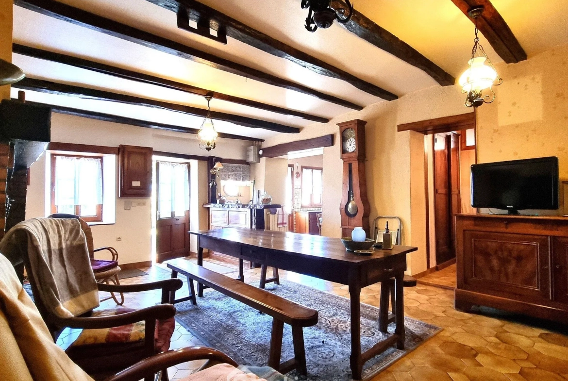 Maison ancienne de 160 m² à Pamproux avec terrain et dépendances 