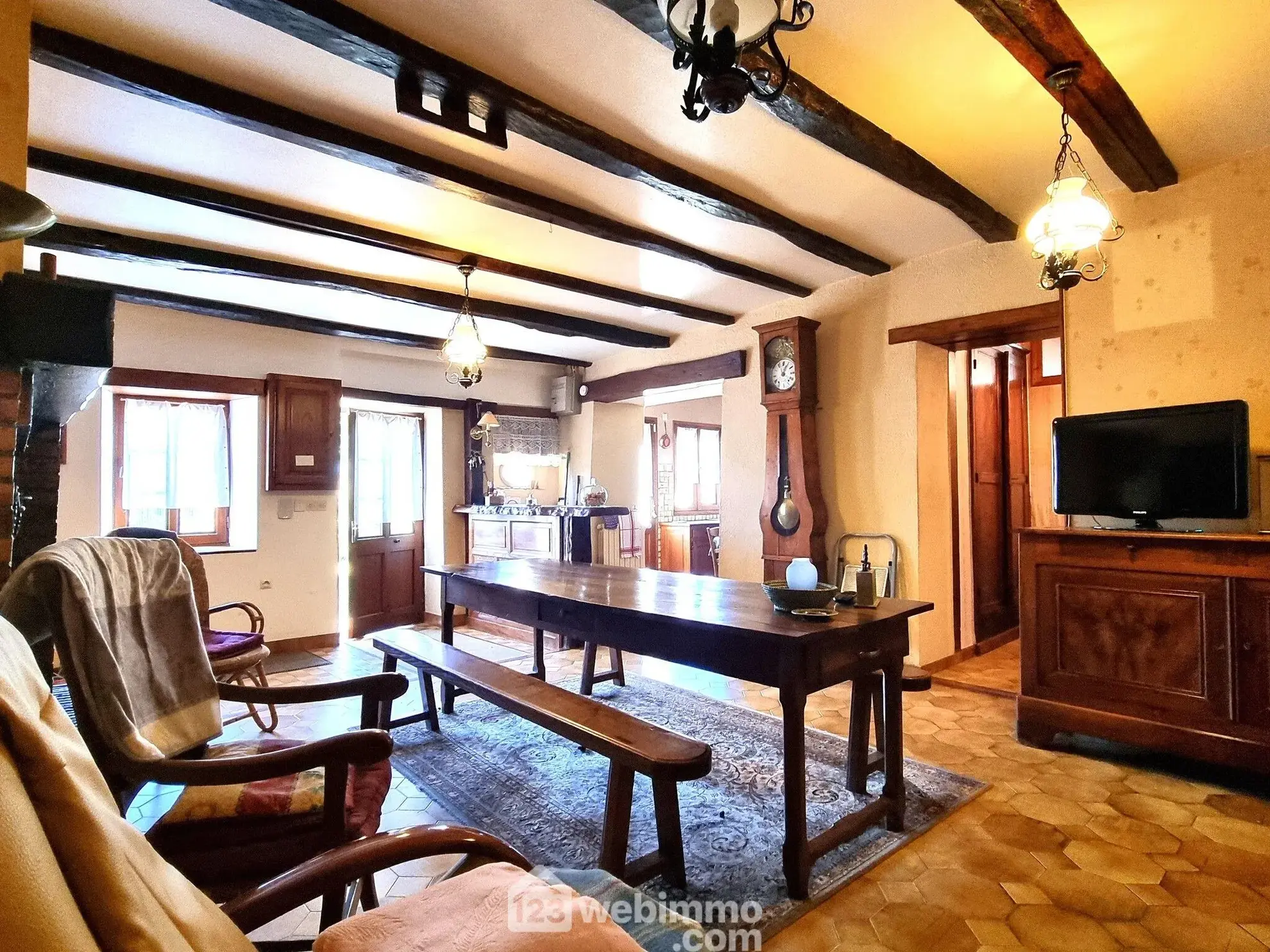 Maison ancienne de 160 m² à Pamproux avec terrain et dépendances 