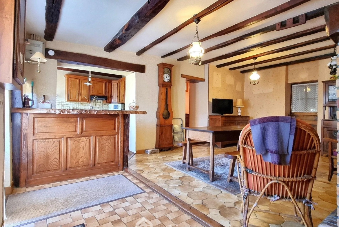 Maison ancienne de 160 m² à Pamproux avec terrain et dépendances 