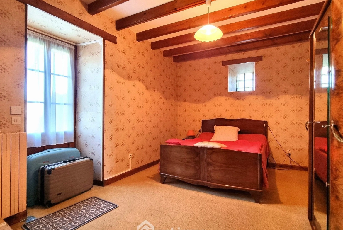 Maison ancienne de 160 m² à Pamproux avec terrain et dépendances 