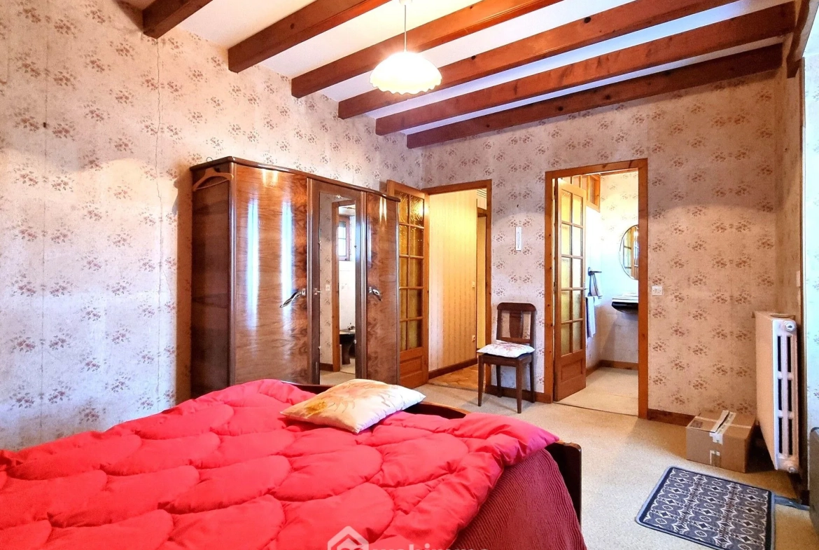 Maison ancienne de 160 m² à Pamproux avec terrain et dépendances 