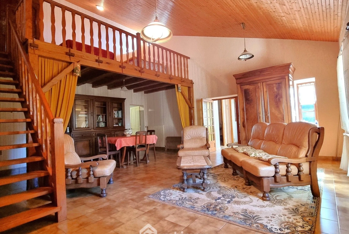 Maison ancienne de 160 m² à Pamproux avec terrain et dépendances 