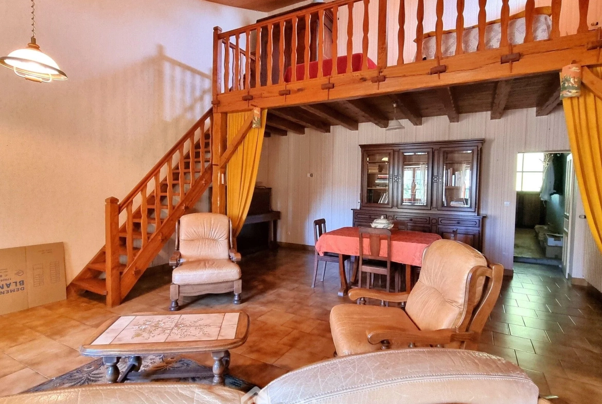 Maison ancienne de 160 m² à Pamproux avec terrain et dépendances 