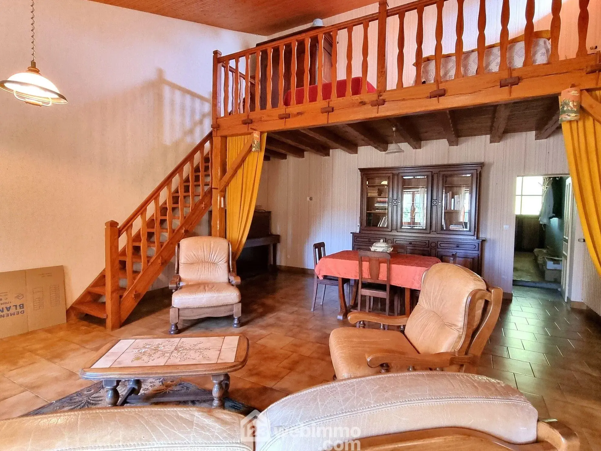 Maison ancienne de 160 m² à Pamproux avec terrain et dépendances 