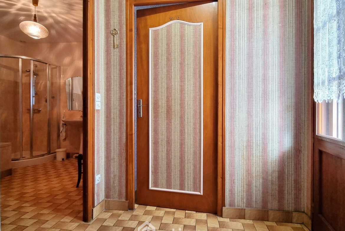 Maison ancienne de 160 m² à Pamproux avec terrain et dépendances 