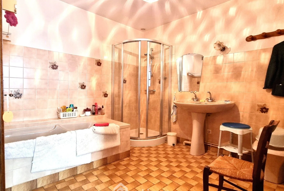 Maison ancienne de 160 m² à Pamproux avec terrain et dépendances 