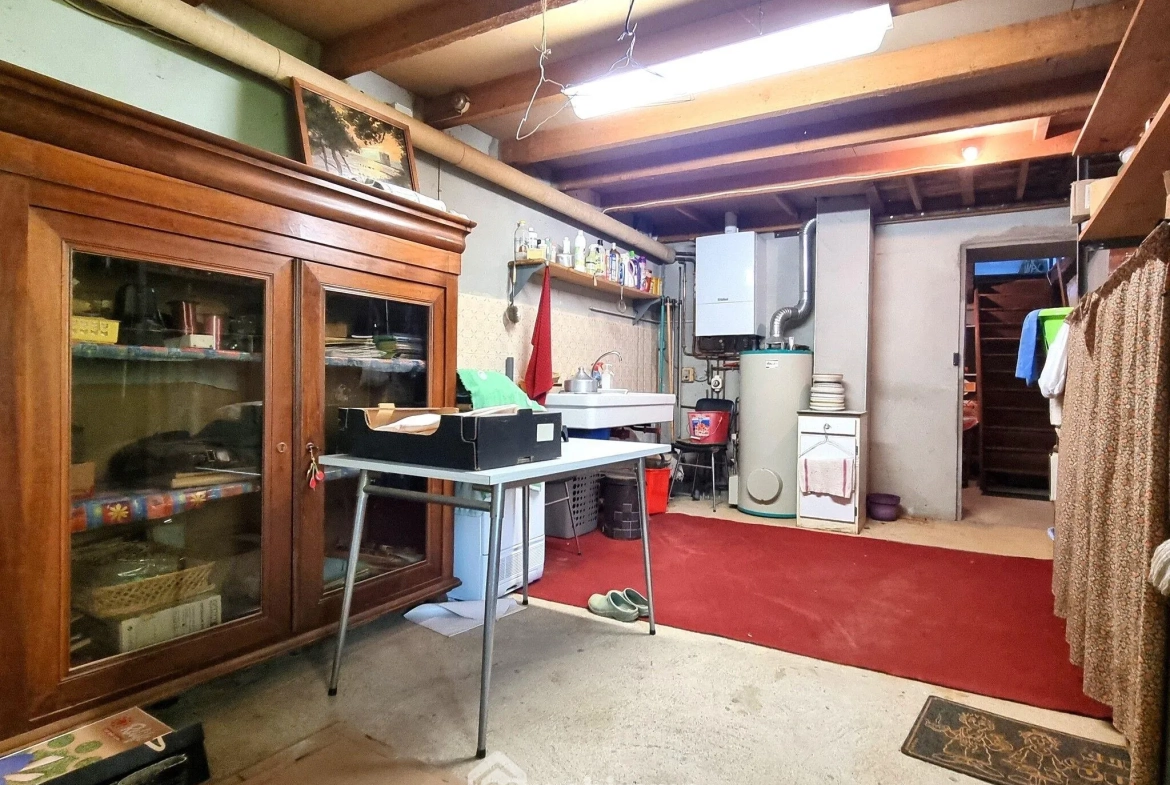 Maison ancienne de 160 m² à Pamproux avec terrain et dépendances 